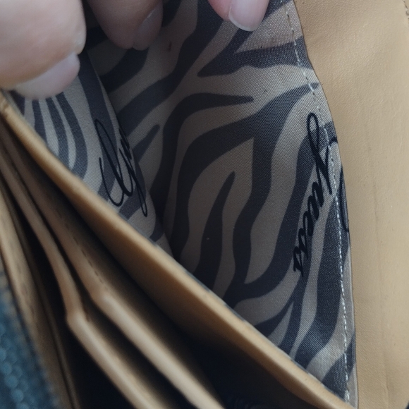 Vtg GUESS Women's Black Wallet Logo embossed Zip Organizer Wristlet Fashion - Picture 8 of 14